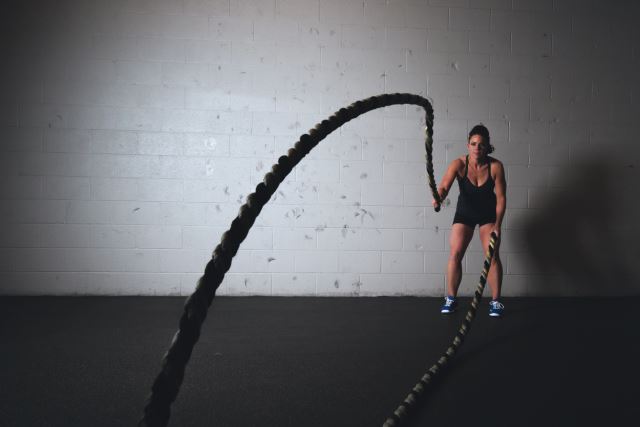 woman doing crossfit rope training
