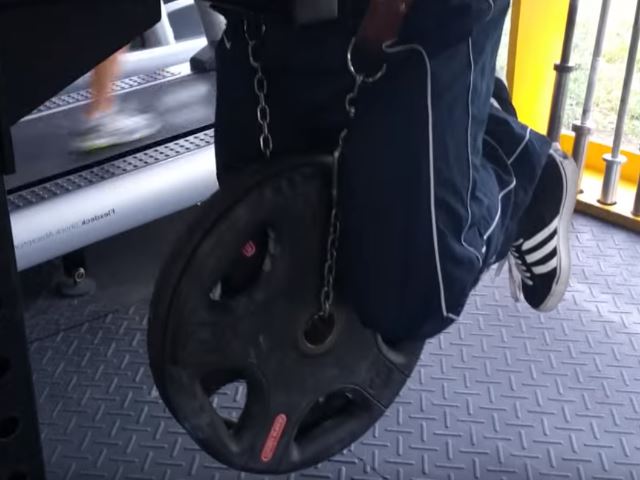 dips with chains in the gym